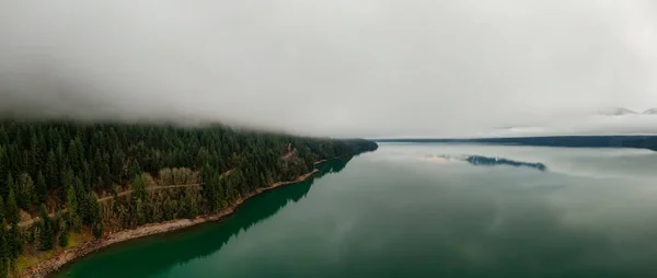 Vista panorâmica aérea da paisagem montanhosa canadense coberta de nevoeiro sobre Harrison Lake — Fotografia de Stock