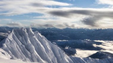 Sinema Döngüsü Animasyonu. Kanada dağının karla kaplı havadan panoramik görüntüsü.