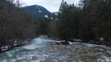 Chilliwack Nehri 'nin kış mevsiminde karlı havadan görünüşü.