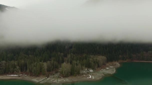 Αεροφωτογραφία του καναδικού ορεινού τοπίου καλυμμένο με ομίχλη πάνω από τη λίμνη Harrison — Αρχείο Βίντεο