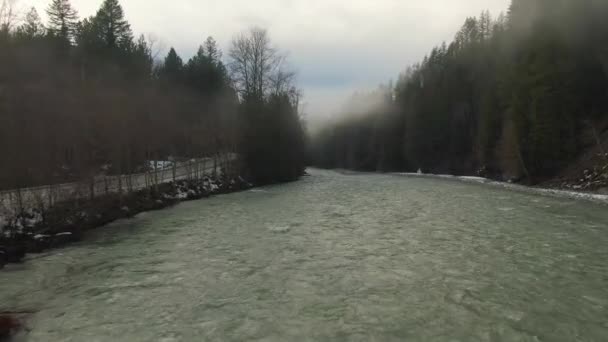 Widok z powietrza na rzekę Chilliwack ze śniegiem w sezonie zimowym. — Wideo stockowe