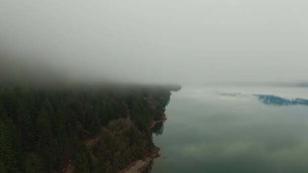 Vista aérea del paisaje montañoso canadiense cubierto de niebla sobre el lago Harrison — Vídeo de stock