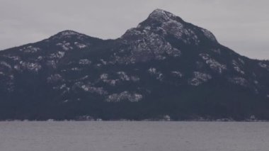 Kanadalı Dağ manzarasıyla çevrili Howe Sound 'un güzel panoramik görüntüsü