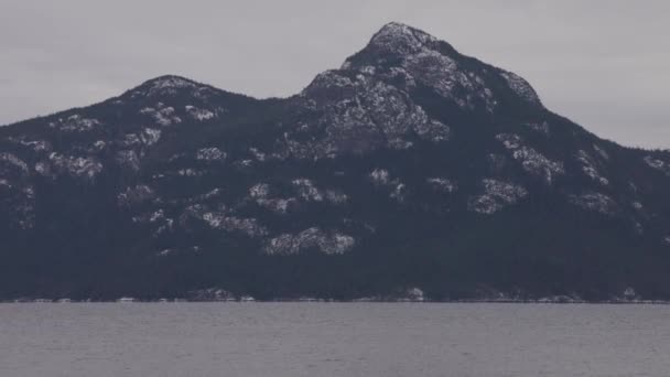 环绕着加拿大山景的豪湾全景美景 — 图库视频影像