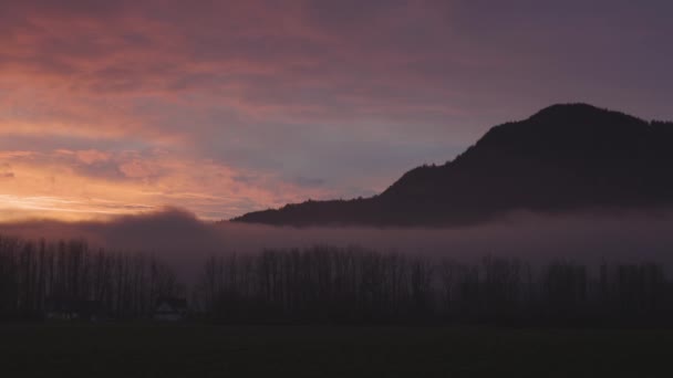 Panoramiczny widok na pola uprawne i krajobraz górski Kanady. — Wideo stockowe