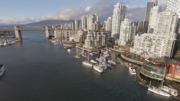 False Creek, Granville Island, Burrard Bridge dans une ville moderne pendant la journée ensoleillée d'hiver. — Video