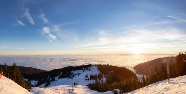 Blick auf den Gipfel des Raufußhühner-Skigebiets mit der Stadt im Hintergrund — Stockfoto