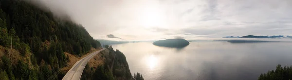 Batı Sahili Pasifik Okyanusu 'ndaki Howe Sound' da denizden Sky Highway 'e — Stok fotoğraf