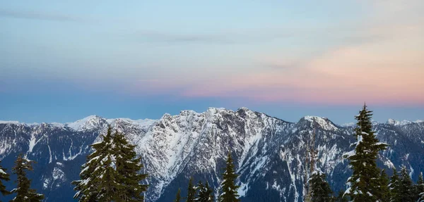 Vista del atardecer desde la cima de la montaña Hollyburn en temporada de invierno. — Foto de Stock