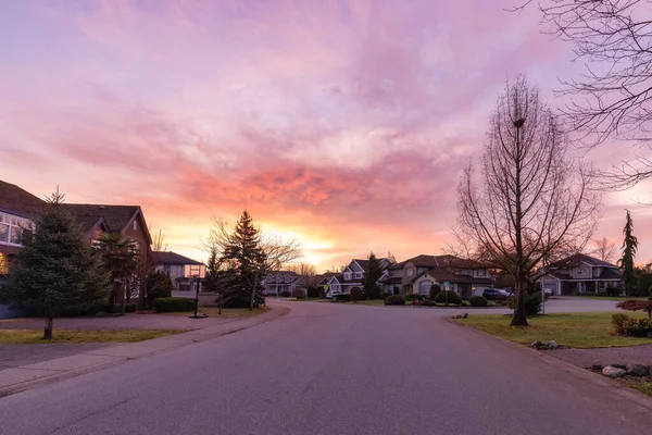 Belle vue sur la rue dans le quartier résidentiel — Photo