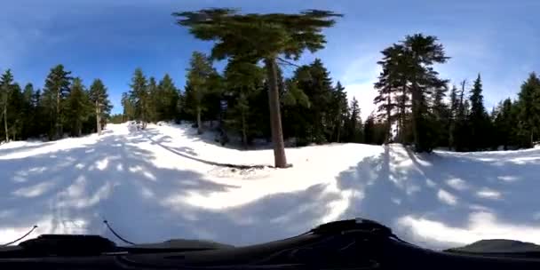 Esqui na montanha Grouse durante o dia ensolarado — Vídeo de Stock