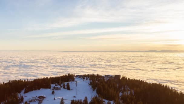 Filmklipp Animation. Panoramautsikt över toppen av Grouse Mountain Ski Resort med staden — Stockvideo