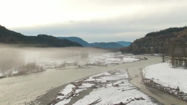 Vue Aérienne de la Rivière Chilliwack avec de la neige pendant la saison hivernale. — Video