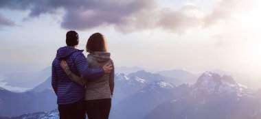 Erkek ve Kadın Birlikte Güzel manzara manzarasının tadını çıkarıyorlar.