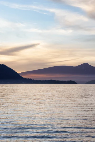 Pasifik Okyanusu 'nun batı kıyısındaki Kanada Doğa Dağı manzarası — Stok fotoğraf