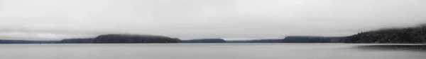 Wyspa Echo w Harrison Lake podczas pochmurnego i mglistego zimowego dnia. — Zdjęcie stockowe