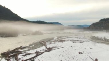 Chilliwack Nehri 'nin kış mevsiminde karlı havadan görünüşü.