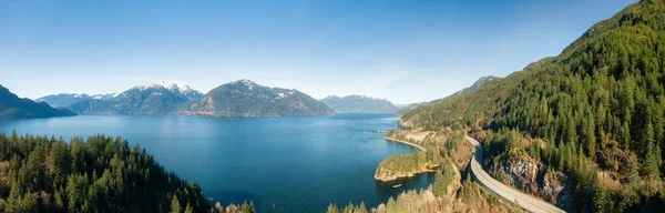 Veduta aerea panoramica della Sea to Sky Highway sulla costa occidentale dell'Oceano Pacifico. — Foto Stock