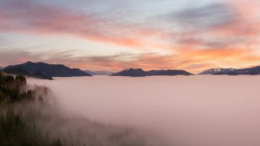 Sinema Döngüsü Animasyonu. Kanada Dağ Manzarası Havadan Panoramik Görünümü