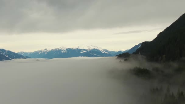 Вид с воздуха на Канадский горный ландшафт покрытый туманом над озером Харрисон — стоковое видео