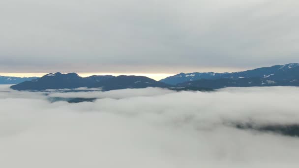 Vista aérea del paisaje montañoso canadiense cubierto de niebla sobre el lago Harrison — Vídeos de Stock