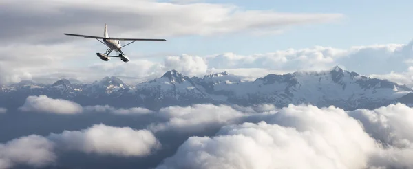 Tek Motorlu Deniz Uçağı Rocky Dağı Nın Üzerinde Uçuyor Macera — Stok fotoğraf