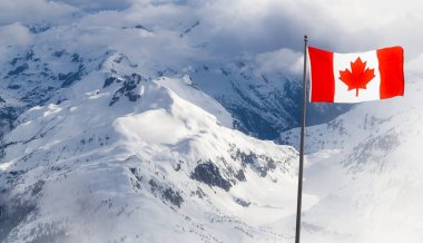 Kanada Ulusal Bayrağı, kış mevsiminde karlı Dağ Doğa Manzarası ile birleşir. Squamish yakınlarındaki British Columbia, Kanada 'dan Hava Arkaplan Görüntüsü.