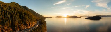 Pasifik Okyanusu 'nun batı kıyısındaki Hava Panoramik Deniz Manzarası' ndan Sky Highway 'e. Güneşli Kış Renkli Gün Batımı. Vancouver ve Squamish arasındaki Howe Sound, British Columbia, Kanada.