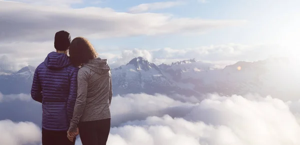 Mann und Frau stehen zusammen und genießen die schöne Aussicht auf die Landschaft. — Stockfoto