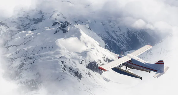 Utsikt över kanadensiska Mountain Landskap med sjöflygplan. — Stockfoto
