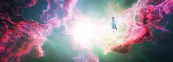 Nebulosa Nuvens interestelares Vista panorâmica com a pessoa feminina Voando em direção à luz. — Fotografia de Stock