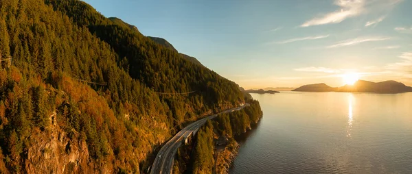 Veduta aerea panoramica della Sea to Sky Highway sulla costa occidentale dell'Oceano Pacifico. — Foto Stock