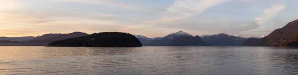 Paesaggio montano naturale canadese sulla costa occidentale dell'Oceano Pacifico. — Foto Stock