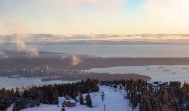 Grouse Dağı Kayak Merkezi 'nin tepesinde arka planda şehir var.
