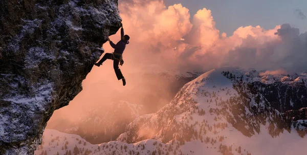 Adulto homem aventureiro Rock Escalando um penhasco rochoso íngreme. — Fotografia de Stock