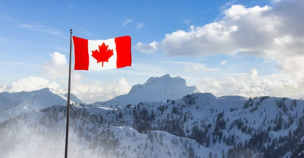 Kanadyjska flaga narodowa kompozyt z górskim krajobrazem przyrody — Zdjęcie stockowe