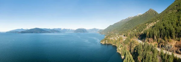 Veduta aerea panoramica della Sea to Sky Highway sulla costa occidentale dell'Oceano Pacifico. — Foto Stock