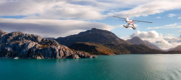 Wasserflugzeug fliegt über Pazifikküste. — Stockfoto