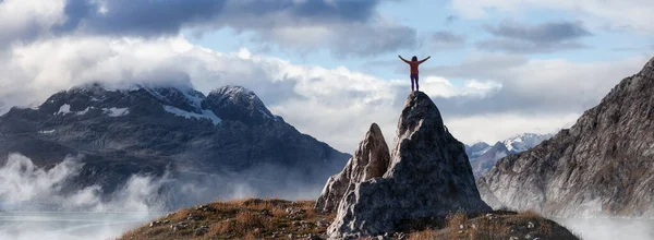 Mulher aventureira em pé no topo de uma montanha rochosa. — Fotografia de Stock