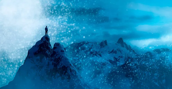 Cena noturna mágica com o homem adulto em pé no topo da montanha rochosa — Fotografia de Stock
