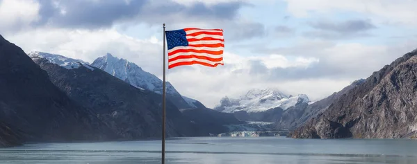Pasifik Okyanusu 'nun Batı Kıyısı ile Amerikan Ulusal Bayrağı Birleşimi — Stok fotoğraf