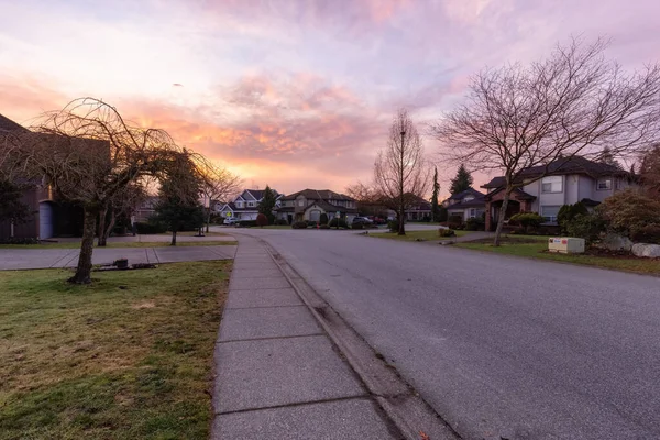 Schöner Straßenblick in der Wohngegend — Stockfoto