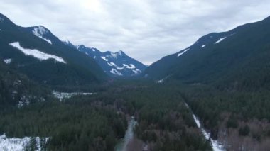 Chilliwack Nehri 'nin kış mevsiminde karlı havadan görünüşü.