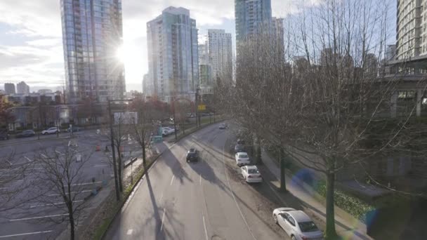 阳光明媚时市区交通繁忙街道的空中景观 — 图库视频影像