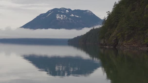 Lac Harrison pendant le coucher de soleil hivernal nuageux et brumeux. — Video