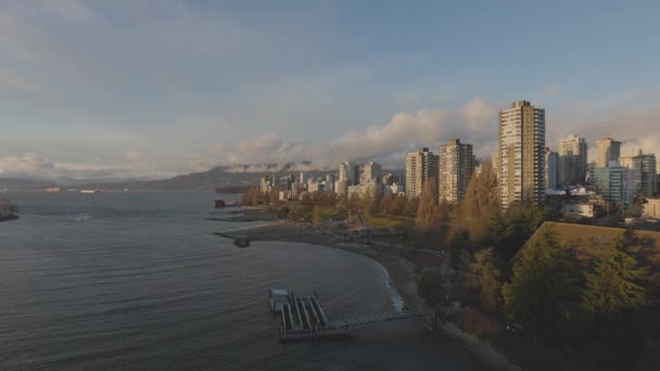 Vue Aérienne De La Ville Moderne Avec Une Plage Sur La Côte Ouest De L'océan Pacifique — Video