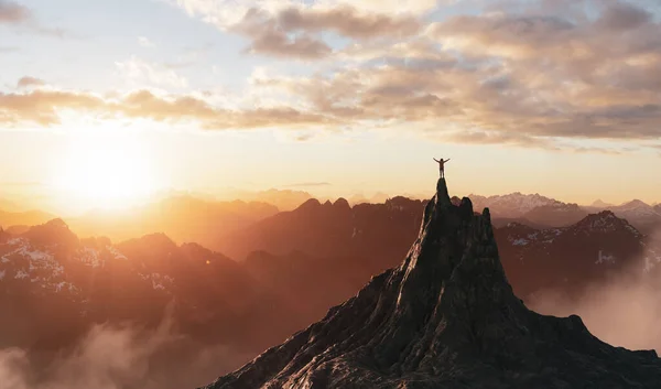 Avventurosa Persona femminile che cammina sulla cima di una montagna — Foto Stock