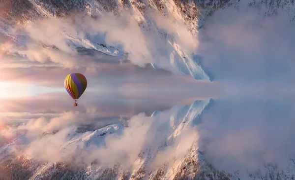 Волшебный воздушный десант с зеркальным горным миром. Воздушный шар — стоковое фото