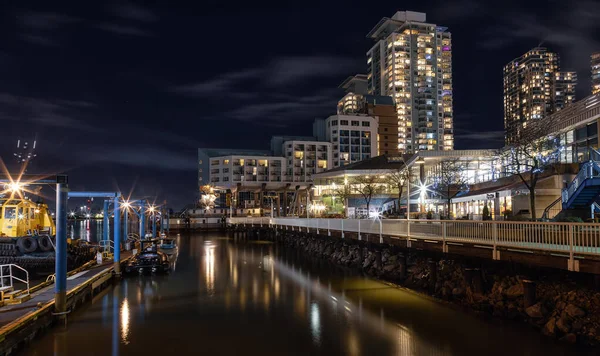 Attrazione turistica nella città moderna, Westminster Quay, di notte — Foto Stock