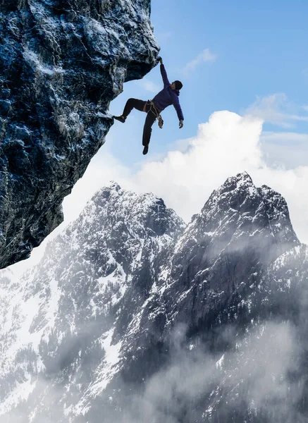 Abenteuerlustiger Erwachsener klettert eine steile Felswand hinauf. — Stockfoto
